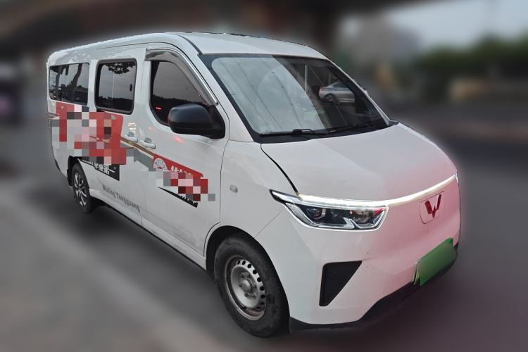Used Wuling Yangguang 2024 300KM Comfort Version Passenger Van 75kW Front Right 45 Deg