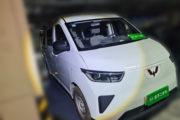 Used Wuling Yangguang 2024 300KM Comfort Version Passenger Van 75kW Front Right 45 Deg