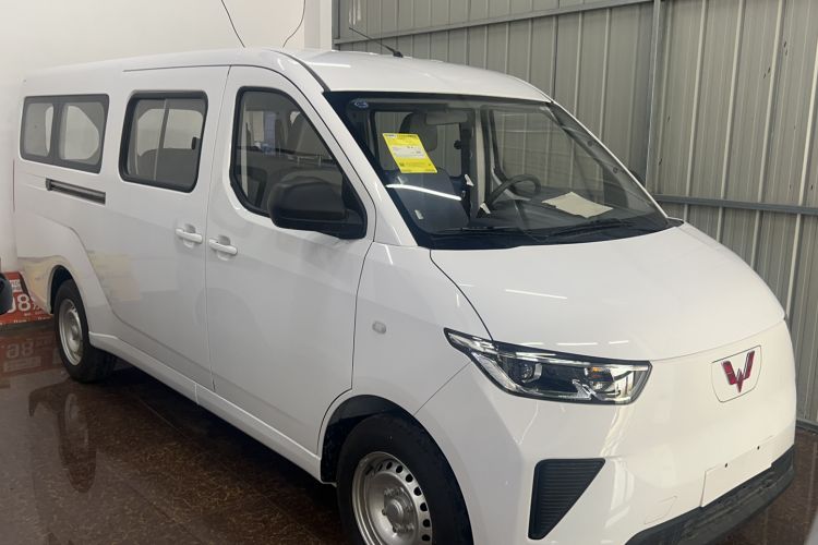 Used Wuling Yangguang 2024 300KM Comfort Version Passenger Van 75kW Front Right 45 Deg