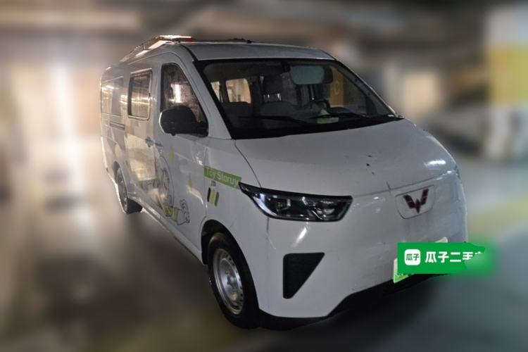 Used Wuling Yangguang 2024 300KM Comfort Version Passenger Van 75kW Front Right 45 Deg