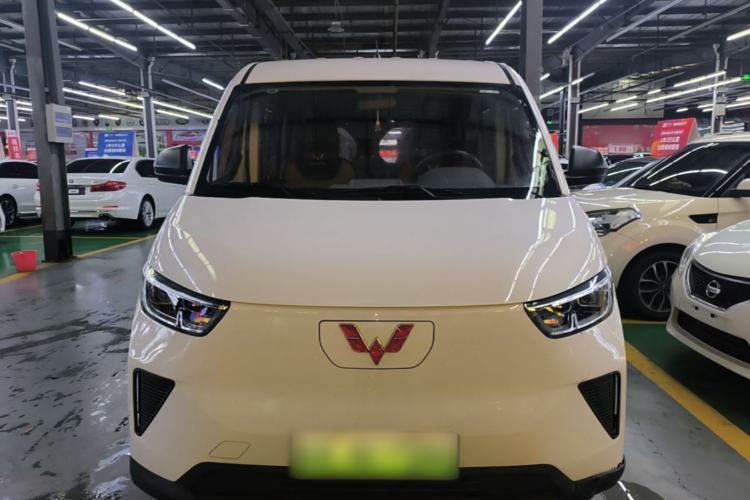 Used Wuling Yangguang 2024 300KM Comfort Version Passenger Van 75kW Front