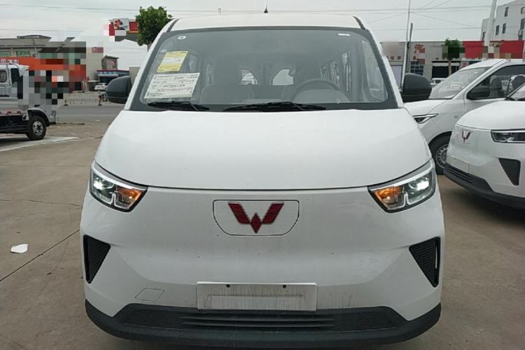 Used Wuling Yangguang 2024 300KM Comfort Version Passenger Van 75kW Front