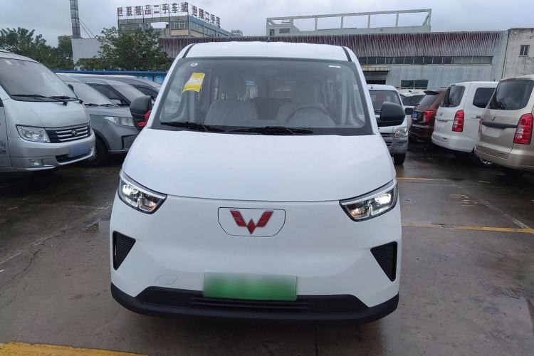 Used Wuling Yangguang 2024 300KM Comfort Version Passenger Van 75kW Front