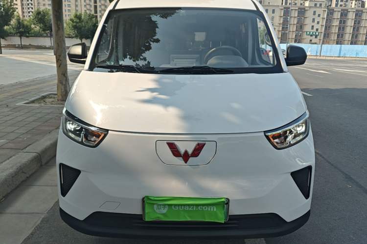 Used Wuling Yangguang 2024 300KM Comfort Version Passenger Van 75kW Front