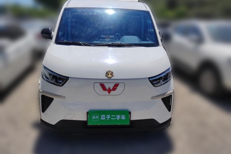 Used Wuling Yangguang 2024 300km Comfort-Grade Passenger Van 60kW Front