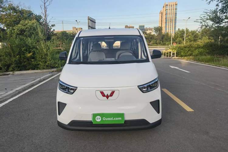Used Wuling Yangguang 2024 300km Comfort-Grade Passenger Van 60kW Front