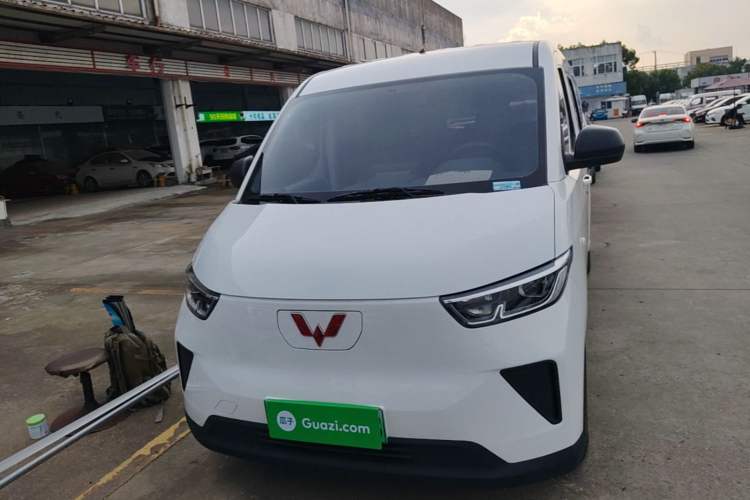 Used Wuling Yangguang 2024 300KM Comfort Version Passenger Van 75kW Front