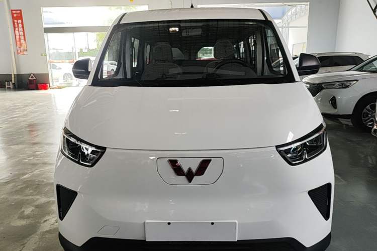 Used Wuling Yangguang 2024 300KM Comfort Version Passenger Van 75kW Front