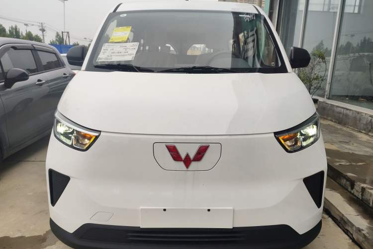 Used Wuling Yangguang 2024 300KM Comfort Version Passenger Van 75kW Front