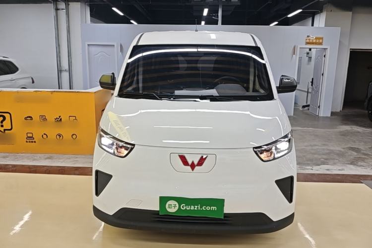 Used Wuling Yangguang 2024 300km Comfort-Grade Passenger Van 60kW Front
