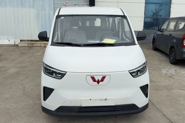 Used Wuling Yangguang 2024 300KM Comfort Version Passenger Van 75kW Front