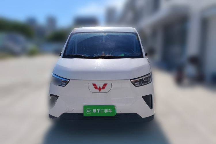 Used Wuling Yangguang 2024 300km Comfort-Grade Passenger Van 60kW Front