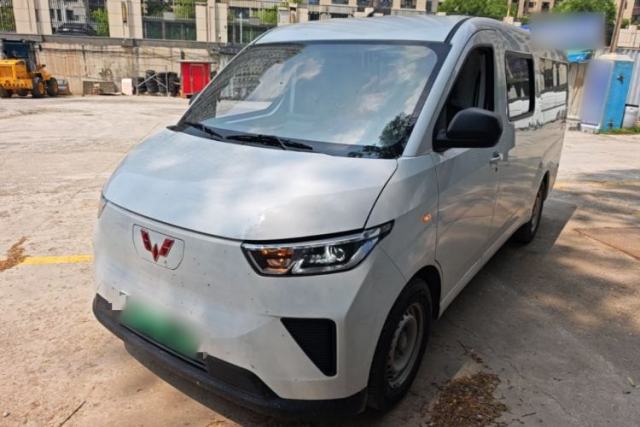 Used Wuling Yangguang 2024 300KM Comfort Version Passenger Van 75kW