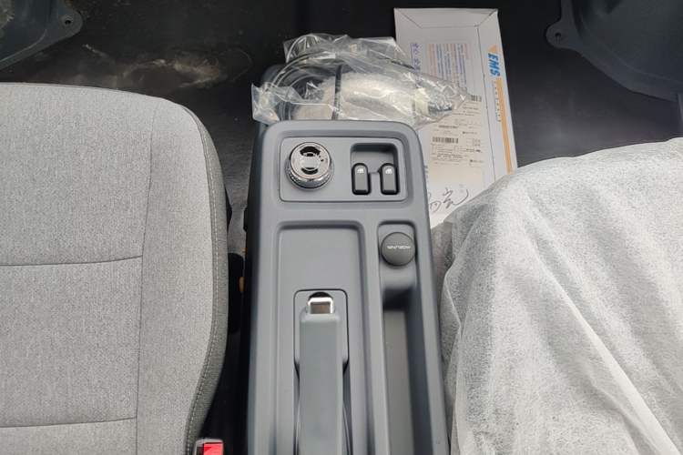 Used Wuling Yangguang 2024 300KM Comfort Version Passenger Van 75kW Gear Lever
