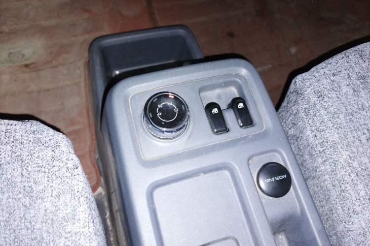 Used Wuling Yangguang 2024 300km Range Practical Window-Sealed Version 60kW Gear Lever