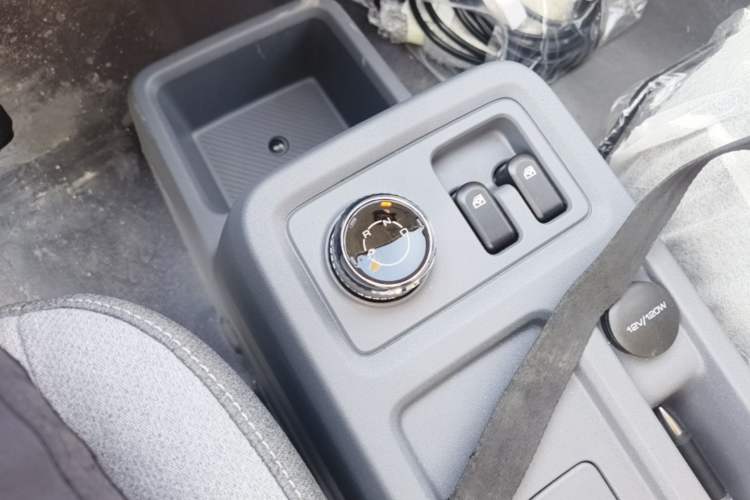 Used Wuling Yangguang 2024 300KM Comfort Version Passenger Van 75kW Gear Lever