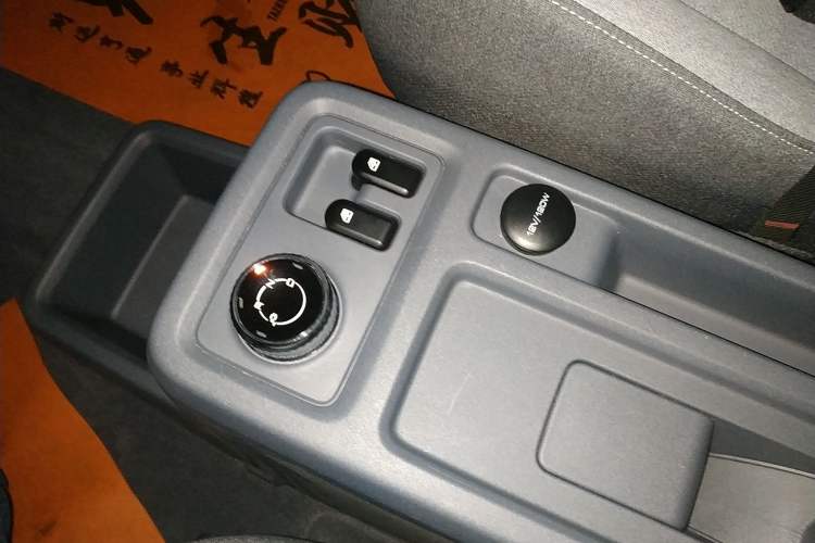 Used Wuling Yangguang 2024 300km Range Practical Window-Sealed Version 60kW Gear Lever