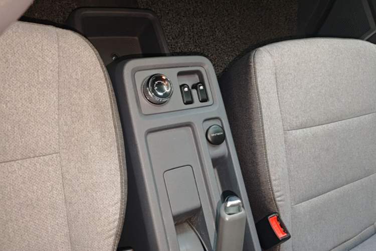 Used Wuling Yangguang 2024 300km Comfort Version with Sealed Windows 60kW Gear Lever