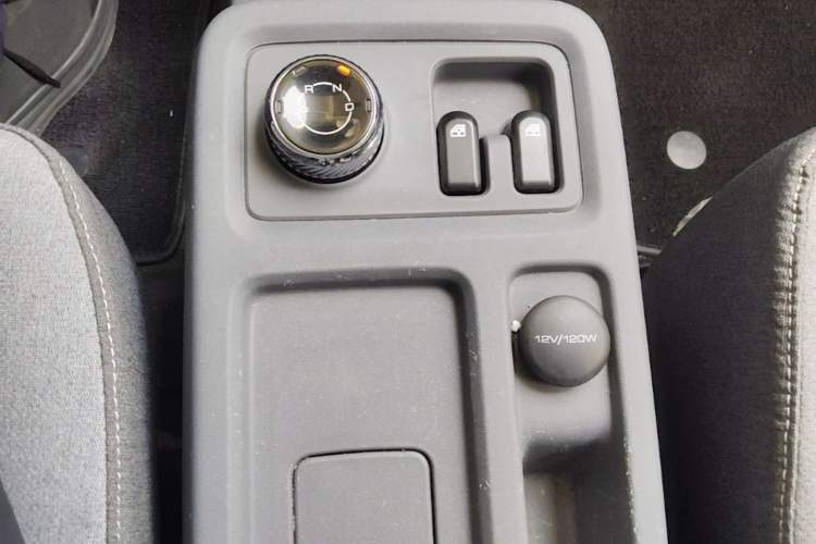 Used Wuling Yangguang 2024 300km Range Practical Window-Sealed Version 60kW Gear Lever