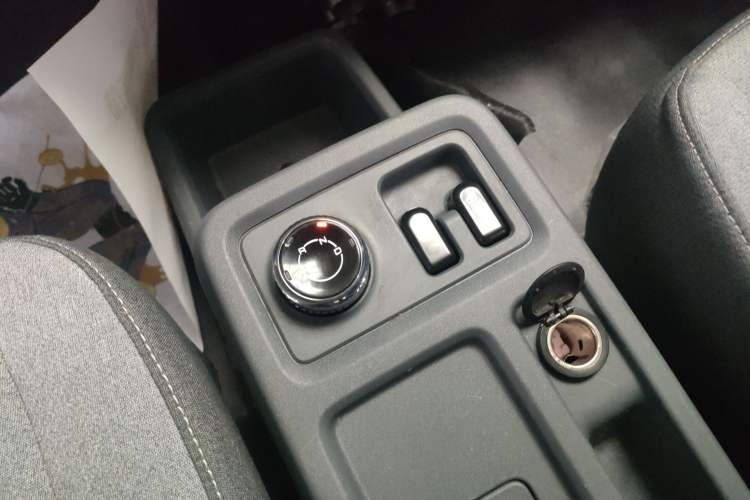 Used Wuling Yangguang 2024 300km Comfort-Grade Passenger Van 60kW Gear Lever