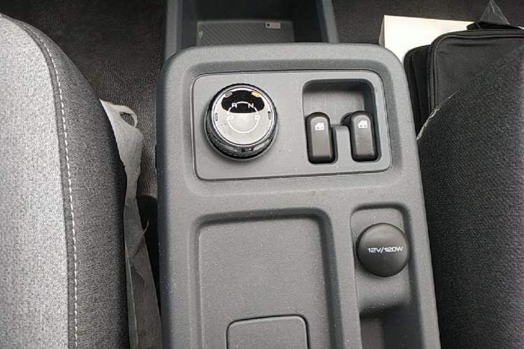 Used Wuling Yangguang 2024 300KM Comfort Version Passenger Van 75kW Gear Lever