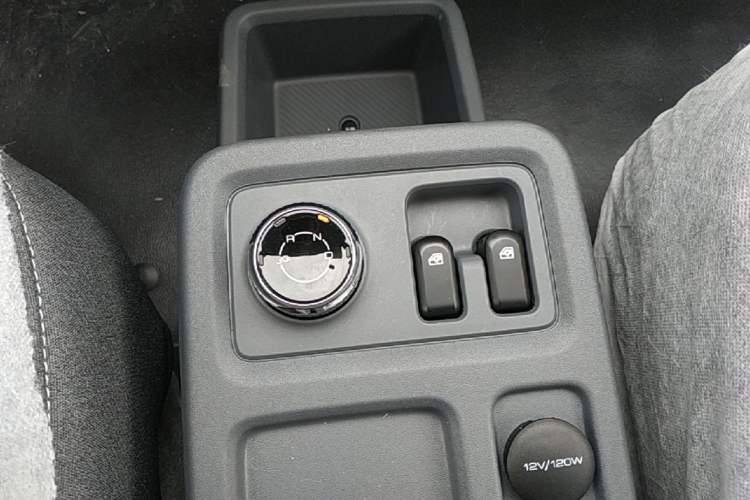 Used Wuling Yangguang 2024 300KM Comfort Version Passenger Van 75kW Gear Lever