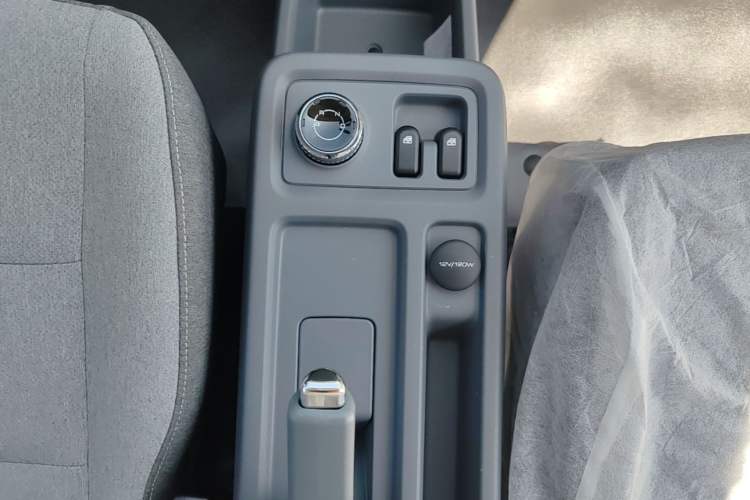 Used Wuling Yangguang 2024 300KM Comfort Version Passenger Van 75kW Gear Lever
