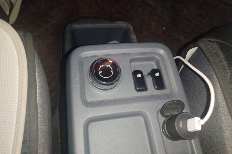 Used Wuling Yangguang 2024 300km Range Practical Window-Sealed Version 60kW Gear Lever