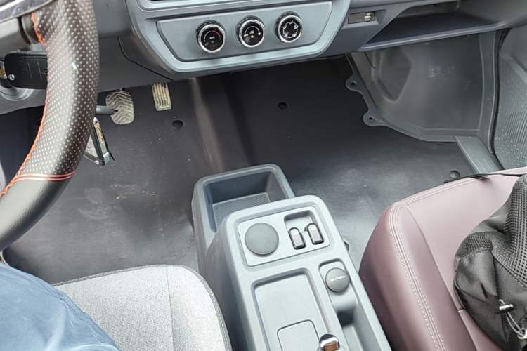Used Wuling Yangguang 2024 300KM Comfort Version Passenger Van 75kW Gear Lever