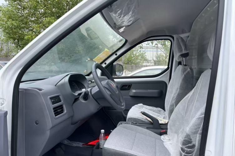 Used Wuling Yangguang 2024 230km Practical Enclosed-Window Version 60kW Gear Lever