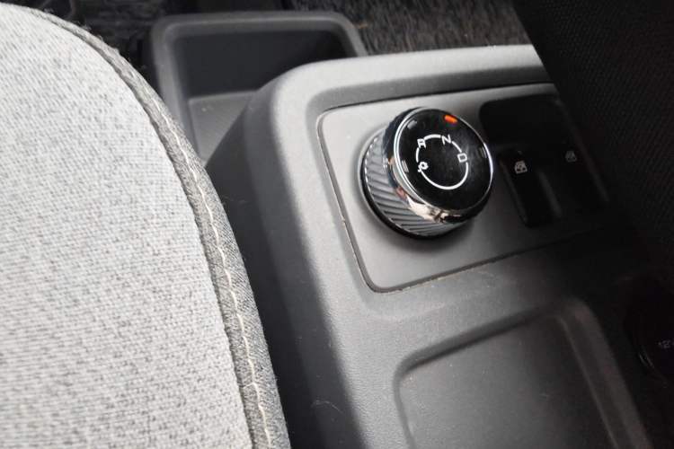 Used Wuling Yangguang 2024 300km Comfort Version with Sealed Windows 60kW Gear Lever