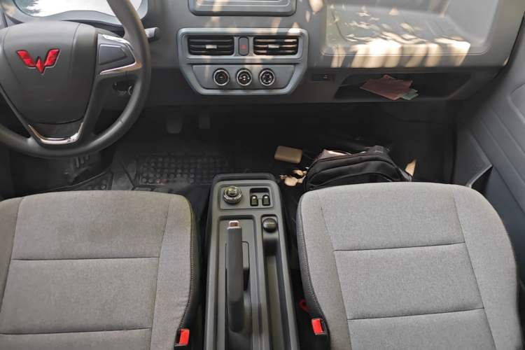 Used Wuling Yangguang 2024 300KM Comfort Version Passenger Van 75kW Gear Lever