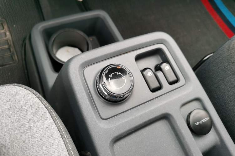 Used Wuling Yangguang 2024 300km Comfort Version with Sealed Windows 60kW Gear Lever