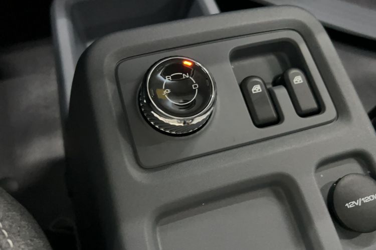 Used Wuling Yangguang 2024 300KM Comfort Version Passenger Van 75kW Gear Lever