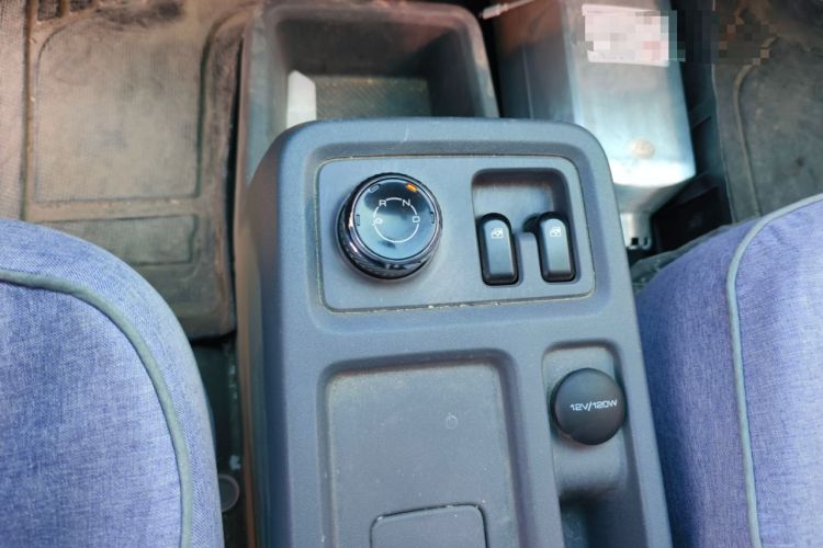 Used Wuling Yangguang 2024 300KM Comfort Version Passenger Van 75kW Gear Lever