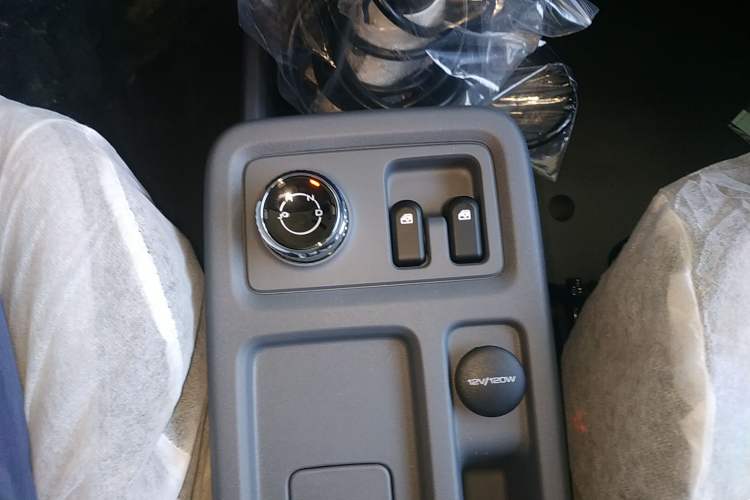 Used Wuling Yangguang 2024 300KM Comfort Version Passenger Van 75kW Gear Lever