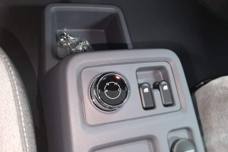 Used Wuling Yangguang 2024 300KM Comfort Version Passenger Van 75kW Gear Lever