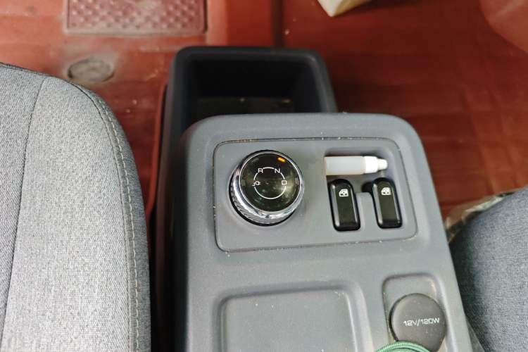 Used Wuling Yangguang 2024 300KM Comfort Version Passenger Van 75kW Gear Lever
