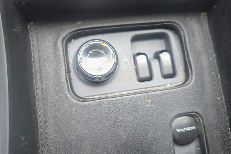 Used Wuling Yangguang 2024 300KM Comfort Version Passenger Van 75kW Gear Lever