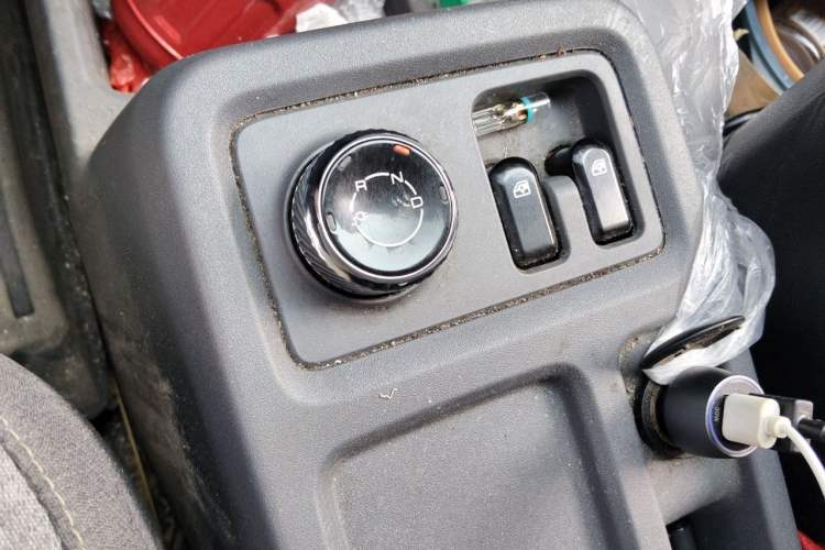 Used Wuling Yangguang 2024 300KM Comfort Version Passenger Van 75kW Gear Lever