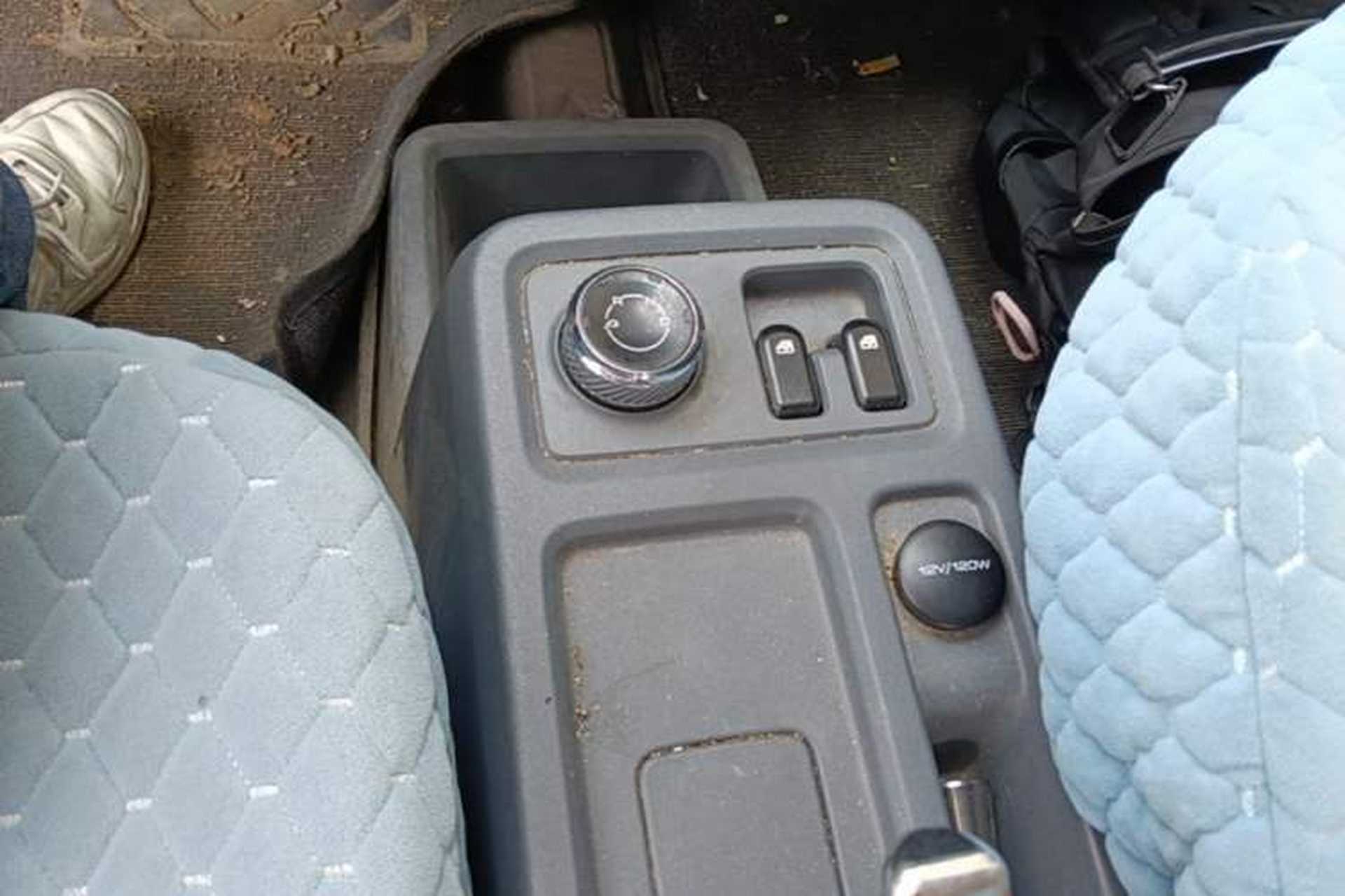 Used Wuling Yangguang 2024 300KM Comfort Version Passenger Van 75kW Gear Lever