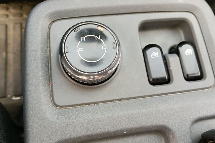 Used Wuling Yangguang 2024 300KM Comfort Version Passenger Van 75kW Gear Lever