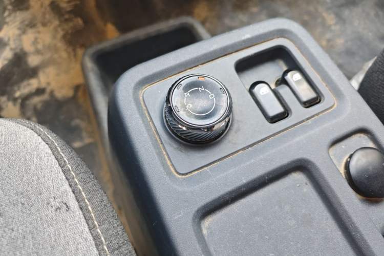 Used Wuling Yangguang 2024 300km Comfort-Grade Passenger Van 60kW Gear Lever