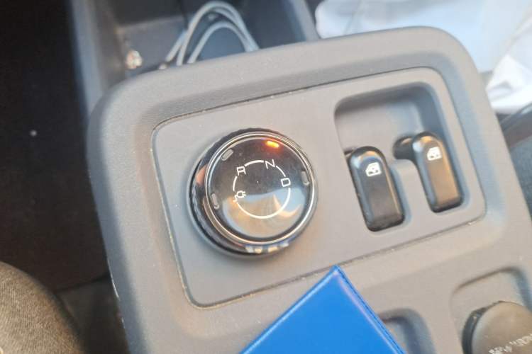 Used Wuling Yangguang 2024 300KM Comfort Version Passenger Van 75kW Gear Lever