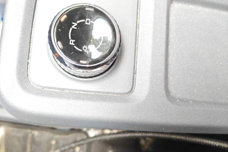 Used Wuling Yangguang 2024 300KM Comfort Version Passenger Van 75kW Gear Lever