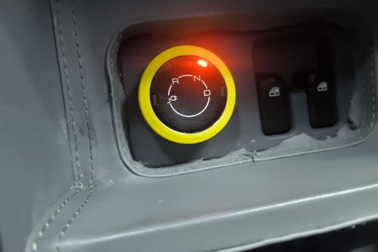 Used Wuling Yangguang 2024 300km Range Practical Window-Sealed Version 60kW Gear Lever