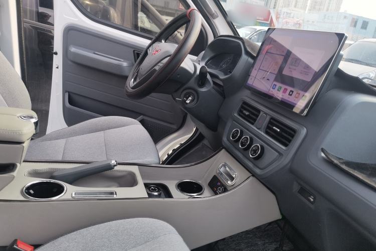 Used Wuling Yangguang 2024 300KM Comfort Version Passenger Van 75kW Gear Lever