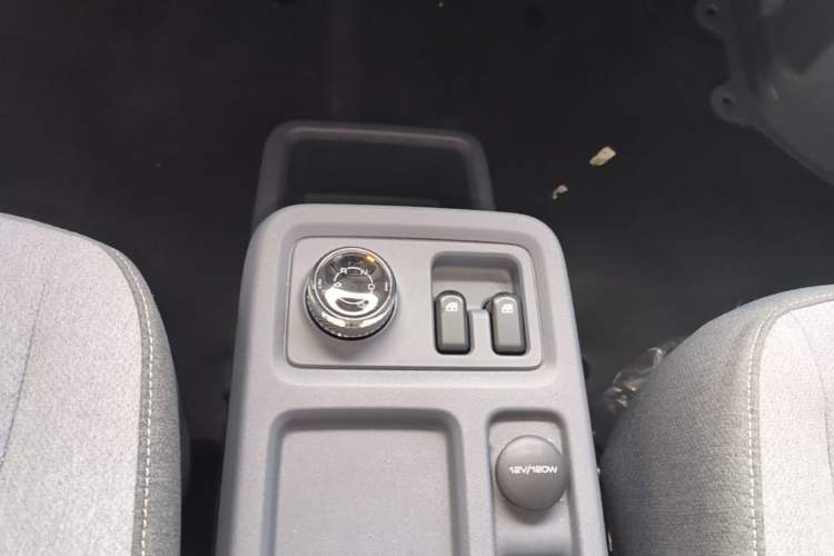 Used Wuling Yangguang 2024 300KM Comfort Version Passenger Van 75kW Gear Lever