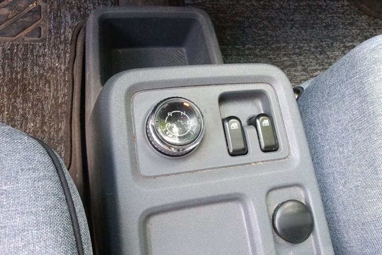 Used Wuling Yangguang 2024 300km Comfort-Grade Passenger Van 60kW Gear Lever
