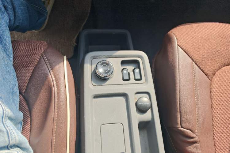 Used Wuling Yangguang 2024 300km Comfort Version with Sealed Windows 60kW Gear Lever